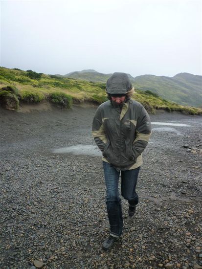 Mama kämpft mit dem Wind