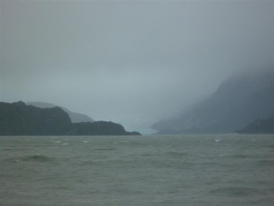 Im Hintergrund sieht man den Grey Gletscher