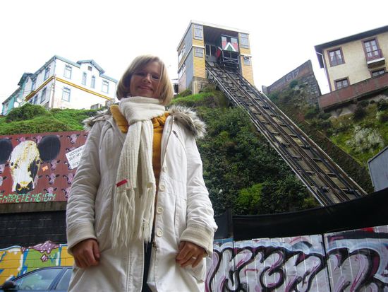 Ich vor einem der vielen Aufyçzuegen, die einen auf die vielen Huegel bringen!