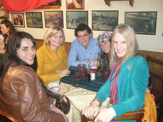 Eine Chilenin, ich, Rodriguez, eine Chilenin und Sofia ( die Deutsche die die Hauptrolle hatte und dafuer, genauso wie die mit der Muetze, knapp 300 Euro bekommen hat)