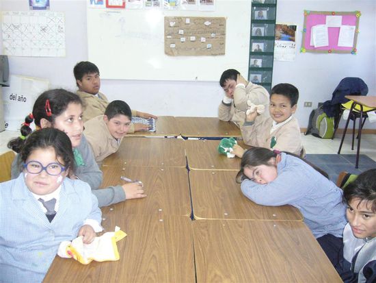 Beim Warten aufs Mittagessen! (jetzt kent ihr alle "meine" Kinder)
