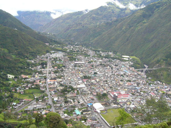 eingekesseltes Baños und der Feuerspucker Tungurahua nur 10 km entfernt