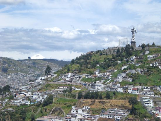 Cotopaxi, der weisse Berg hinten links 