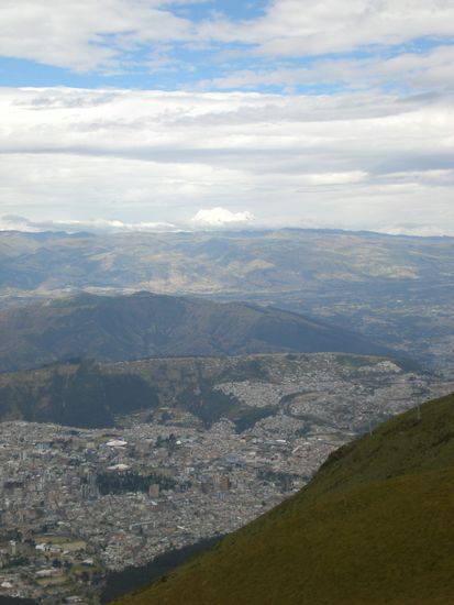 Berg Artisana (5758m) (das Weisse in der Mitte am Horizont) und Quito