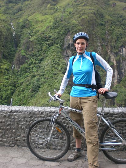 Ich mit meinem Rad und dem ersten Wasserfal hinten links