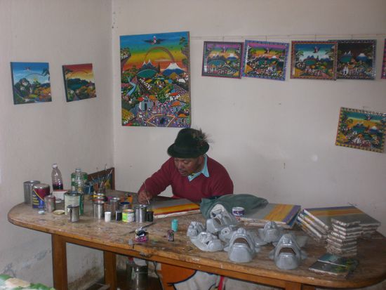 Der Besitzer unserer Herberge beim malen der fuer die Gegend beruehmten Bilder