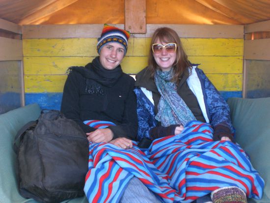 Aileen und ich auf der Ladeflaeche des Trucks 