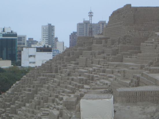 Unsere erste Ruine der Lima Kultur in Lima, die viel aelter ist als die Inka