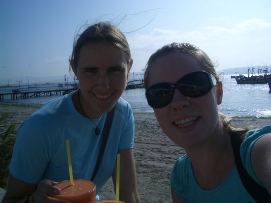 Sylvie und ich mit unserem ersten Frischen Saft in Paracas am Strand