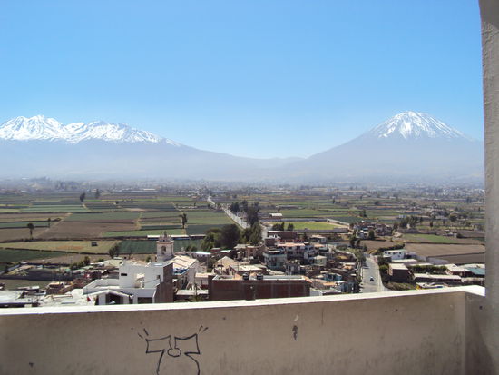 zwei der drei schneebedeckten Berge, die Arequipas Umgebung beherrschen