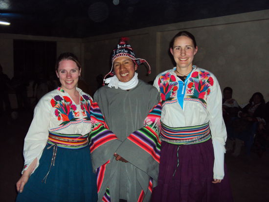 Sylvie, unser Guide und ich in traditionellen Kleidern 