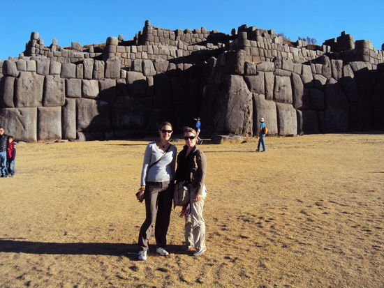 Sylvie und ich vor den Ruinen