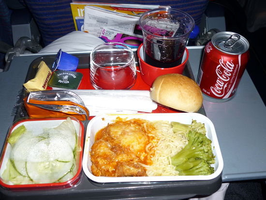 "lecker" flugzeugessen also wir hatten eigentlich die ganze zeit immer irgendwas zu essen^^