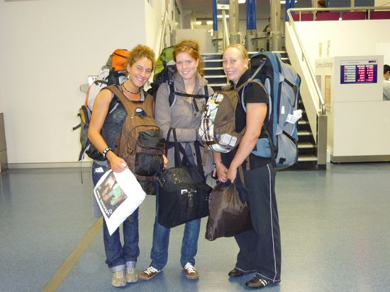ich, carina und svantje am flughafen in sydney...leicht bepackt aua, mein ruecken...hab ich wohl vielleicht doch eventuell ein bisschen zuuu viel eingepackt