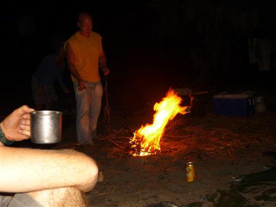 das billige feuerchen...und im hintergrund...der uebeltaeter und verursacher! hinter der camera: ein mittaeter...:-O