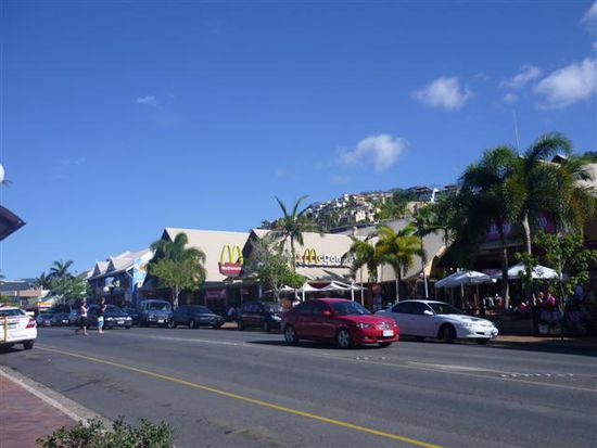 die haupt- und auch einzige strasse in airlie beach