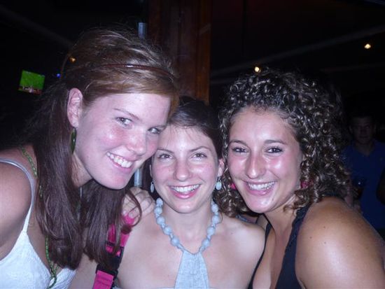 carina und ich mit der kristina, die wir in rainbow beach kennengelernt haben und hier auch wieder ploetslich in ner bar getroffen haben
