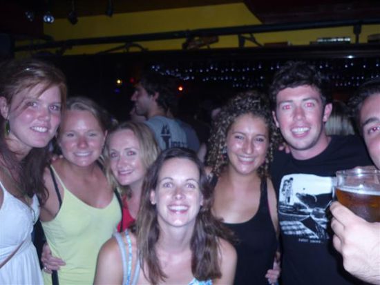 carina, emilie, eimear, ihre freundin, von der ich nicht weiss, wie sie heisst^^, stephen und der halbabgeschnittene connor, fast unsere gesamte fraser island crew, die wir alle dort auch, ohne uns abgesprochen zu haben, wieder getroffen haben die, die nicht auf dem foto drauf sind haben wir aber auch getroffen, die waren da bloss nicht dabei