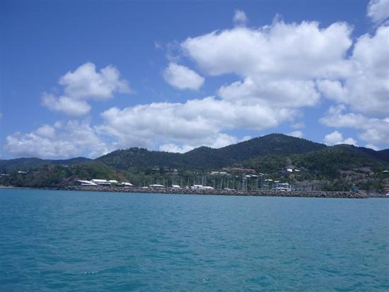 wir verlassen den hafen von airlie beach...