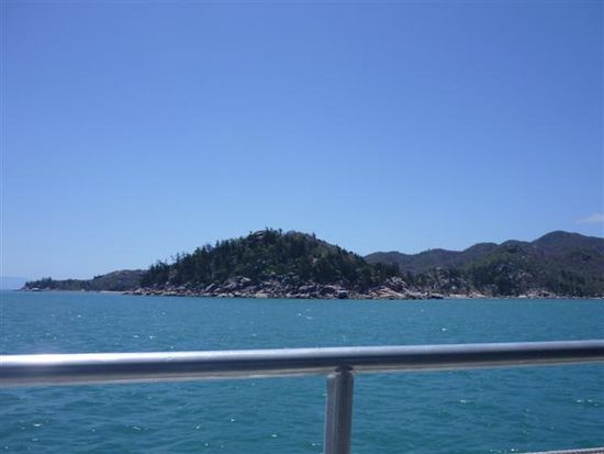 das ist sie schon, magnetic island von der faehre aus