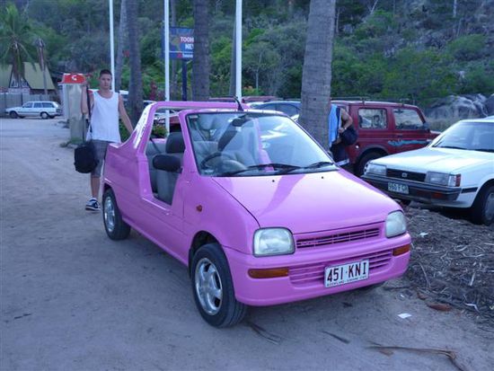das musste mal wieder sein solche geilen barbie und ken autos konnte man sich auf der insel auch mieten, gab sogar hello kitty autos!*quietsch*
