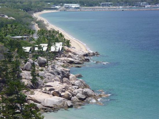 das ist unser hostel von oben, da sieht man erst so richtig schoen die geile lage und den privatstrand