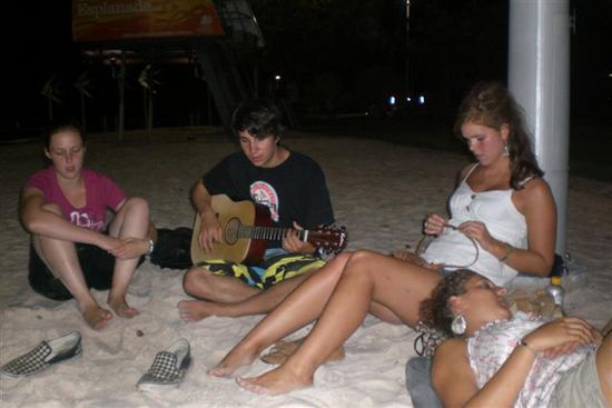 chillen an der lagune und den schoenen gitarrenklaengen und gesang von jo lauschen
