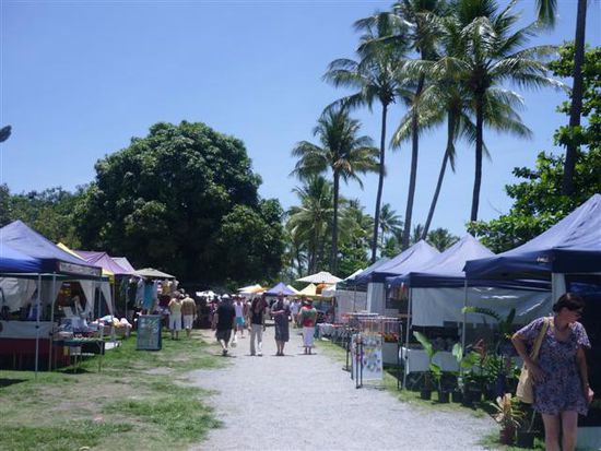 ach, das hab ich oben beim schreiben noch vergessen, carina und ich sind noch einen tag nach port douglas, in ein ganz suesses staedtchen weiter noerdlich gefahren
das war der markt, total goldig