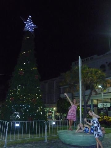 merry x-mas! da sind ganz viele kaenguruhs in dem baum!