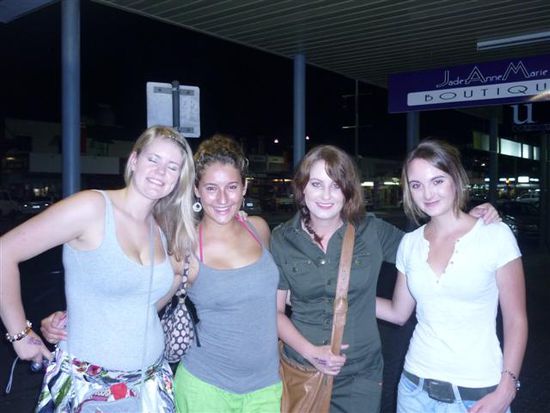 nina, ich und laura und michelle, die ich bei der verzweifelten jobsuche kennengelernt hab, kommen aus frankfurt und sind auch zwei ganz liebe