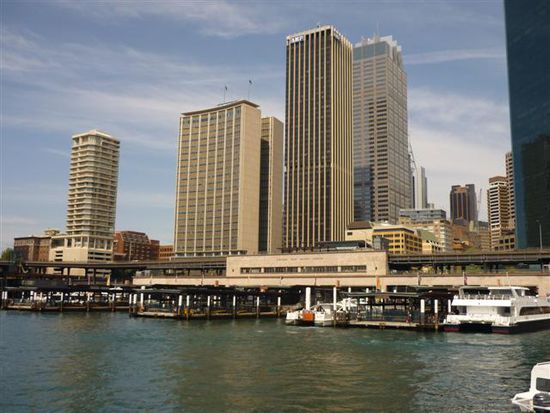 Circular Quay - hier legen die ganzen Faehren an und ab. Ne Hafenrundfahrt wollen wir auch noch machen...