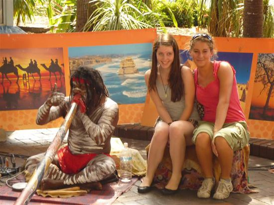 Ein echter (?) Eingeborener mit einem Didgeridoo...ziemlich tourimaessig, aber wir dachten, wir setzen uns trotzdem mal dazu