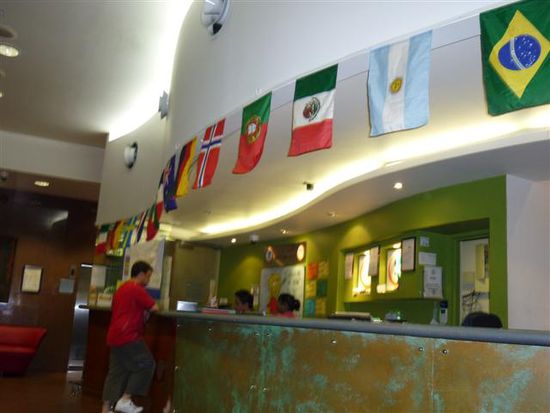 ...und multikulturell, wie man hier an der Rezeption sieht
