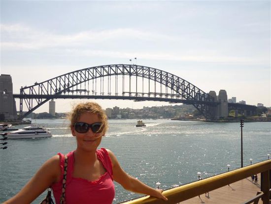 Die Harbour Bridge im Hintergrund...da will ich uebrigens demnaechst, wenn ich mein erstes Gehalt habe, einen Bridgeclimb machen, 3 h Klettertour auf der Bruecke!