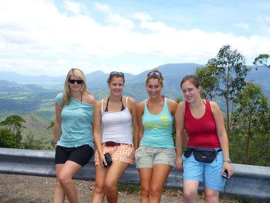 maedels nina, ina, lisa und lisa unsere coole stuttgartzimmerconnection im corona, war echt ne sehr schoene zeit und freu mich schon ganz doll, euch alle frueher oder spaeter in australien wieder zu sehen (australien open, ina! oder dann spaetestens naechstes jahr in stuttgart
