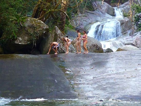 ne natuerliche rutsche, direkt im wasserfall, wie geil ist das denn? war zwar arschekalt das wasser, aber wir warn natuerlich dabei!