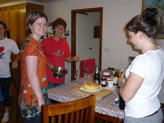 amanda links, julie mitte, sarah rechts pancakes fruehstueck