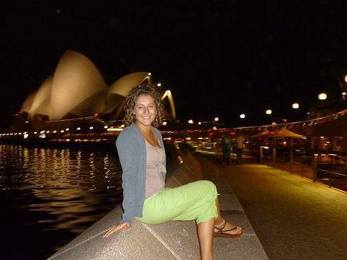 nach unserer kaese und crackerstunde abends am operahouse