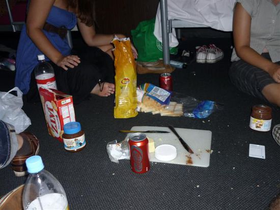 mal wieder kaese cracker fresstunde in sandras und lisas hostel