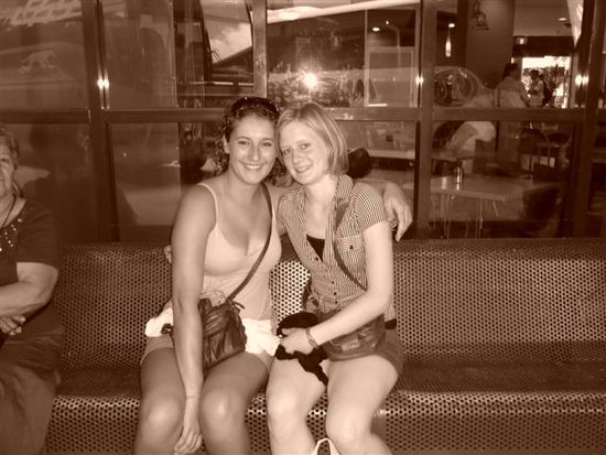 die laura und ich, die hab ich ganz zufaellig durch die lisa am tag bevor ich nach canberra gefahren bin, kennengelernt, sie macht da aupair und kommt aus hannover und dann haben wir uns da natuerlich gleich mal getroffen und hatten einens choenen tag zusammen
