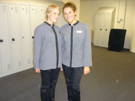 meike und ich in gaaanz schicker arbeitskleidung*hehe* an unserem arbeitstag als kellnerinnen im sydney convention centre
