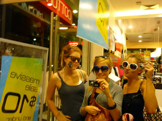 carina, meike und ich beim shoppen, damn sexy sonnenbrillen tja, jetzt ist leider mein akku leer, deswegen kann ich alle anderen bilder erst wieder im hostel hochladen, wo ich dann natuerlich dafuer zahlen muss, na toll^^ also keine angst, das war noch nicht mal die haelfte, der rest kommt heute abend oder so