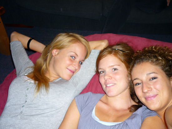 wir drei maedels auf den ultragemuetlichen und hammercoolen kuschelkissen in unserem fernsehraum