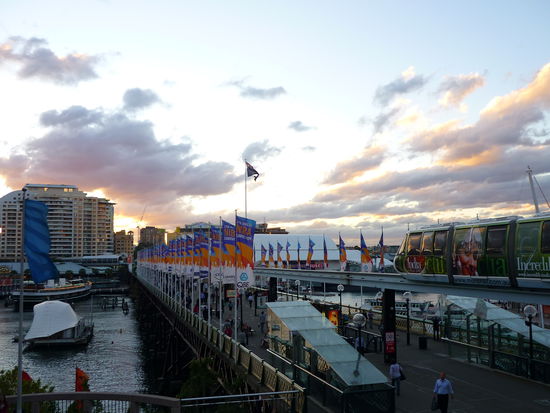 abendstimmung in darling harbour inklusive der beruehmten monorailbahn rechts im bild