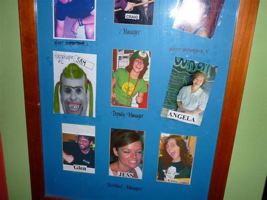 das ist mal wieder ein spazialbild fuer mein uhulein... das hing in unserem hostel in glebe, da waren alle mitarbeiter drauf..so, jetzt sag mir mal bitte, was dir auf diesem bild auffaellt??!! also mich hats einfach fast verrissen, wo ich da vorbeigelaufen binDD