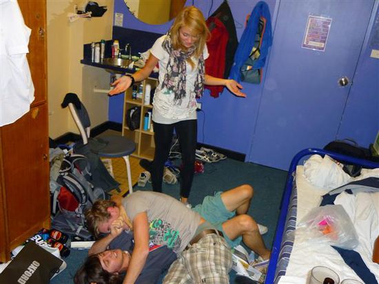 lustiger abend in unserem zimmer, niko und timo beim catchen, meike weiss nicht, was los is^^