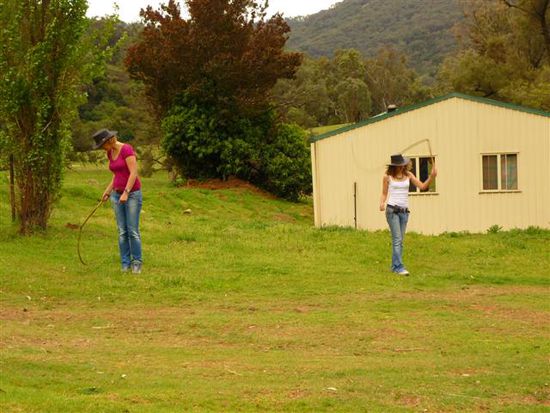 beim verzweifelten (und größtenteils) erfolglosen whip cracking^^ links janneke und rechts elaine aus england