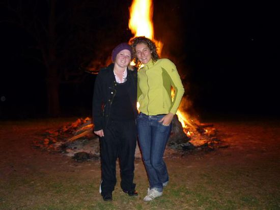 carina und ich vorm lagerfeuer