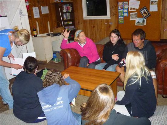 in pinkys loungeroom, allabendliches beisammensein, chillen und kartenspielen
