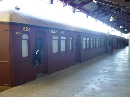 in dem zug schlafe ich gerade, im railway square yha, voll cool, oder?